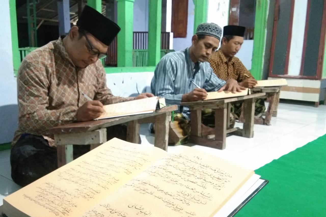 PENGAJIAN KITAB IRSYADUS SARI KARYA PENDIRI NU RUTIN JUMAT MALAM