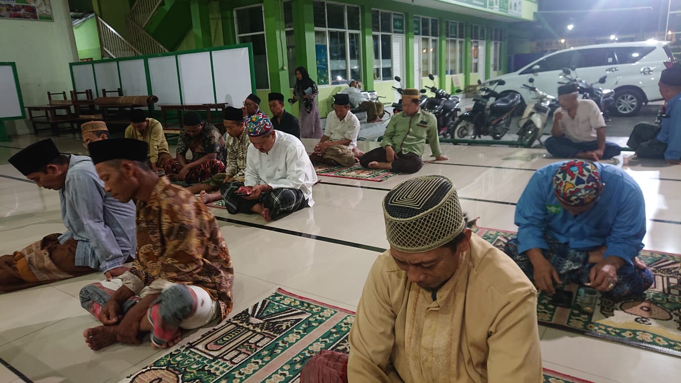 Ngaji Kitab Riyadus Sholihin bersama kyai Ali Mustofa Said Rais Syuriah PCNU Nganjuk